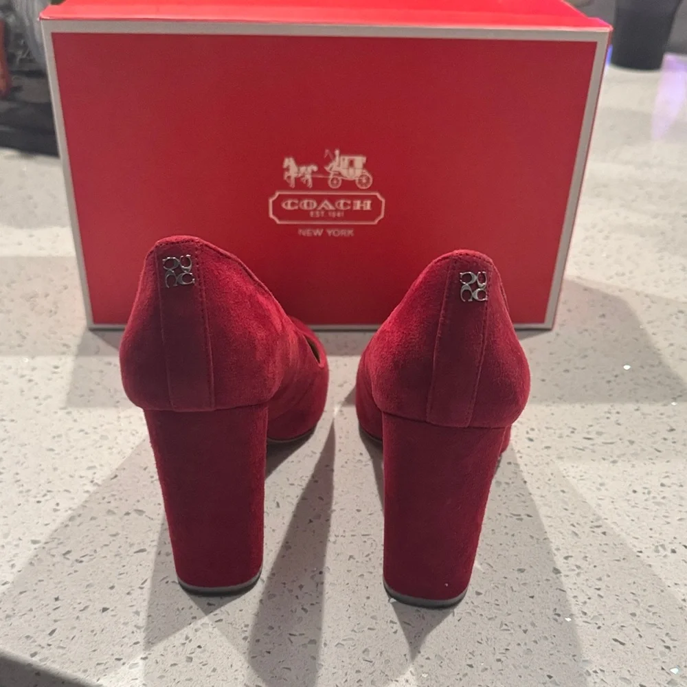 Coach elegant pumps